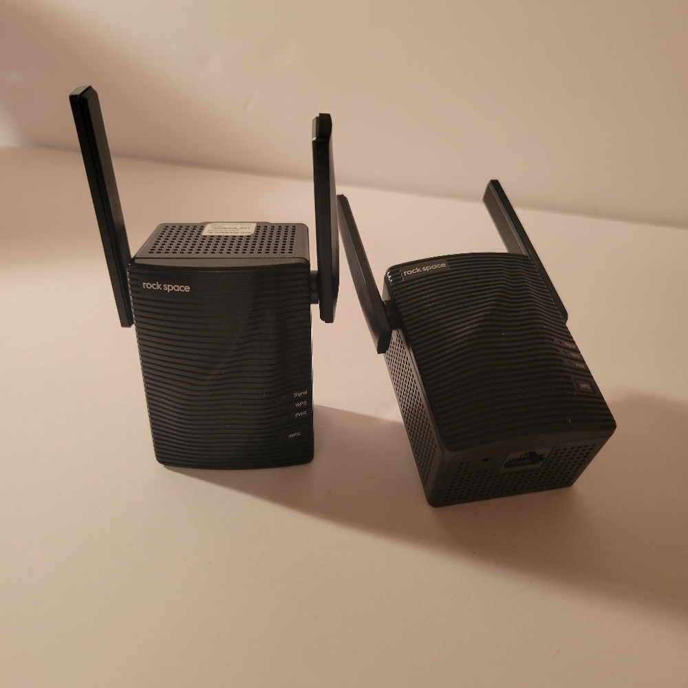Wifi extender, Rockspace wireless signal booster. - Picture 3 of 3